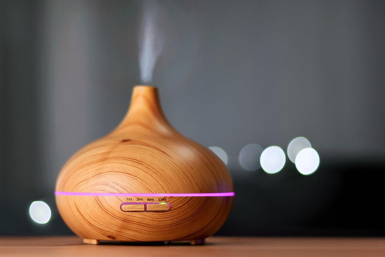 Compacte geurverspreider op houten vloer in woonkamer.