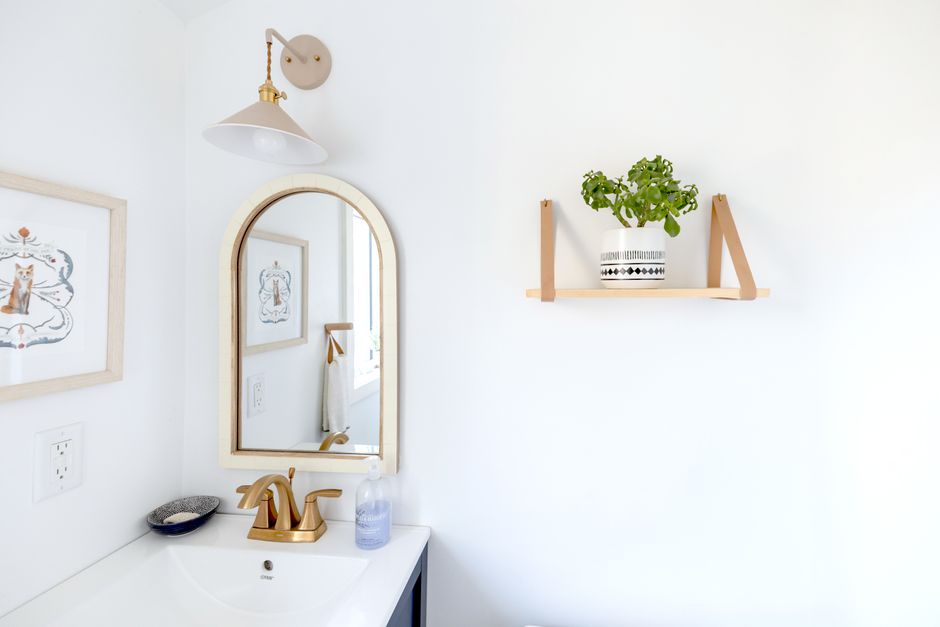 Kleine badkamer met nieuwe planten en accessoires. Kleine badkamer met nieuwe planten en accessoires.